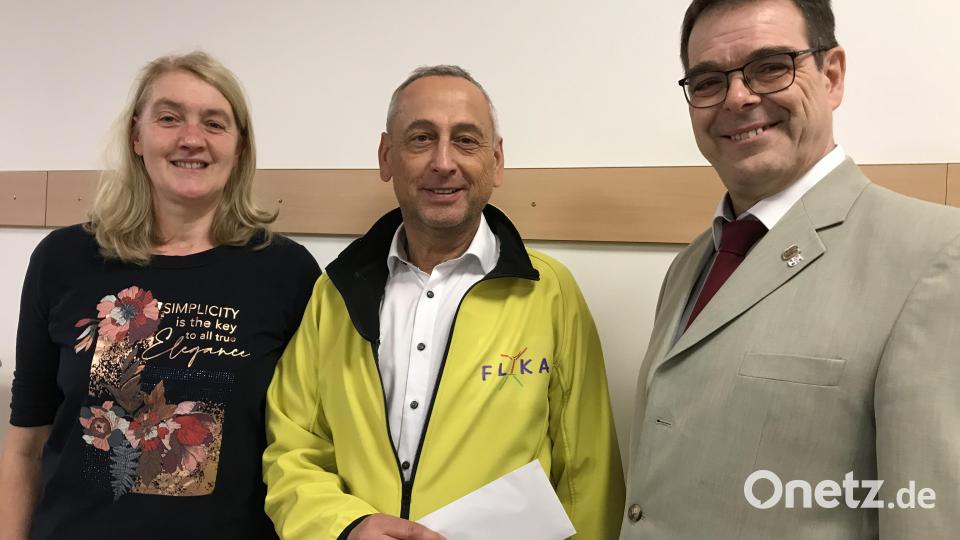 Kirchenpflegerin Susanne Lindner und Wolfgang Siegert freuten sich 1000 
Euro an Oskar Schmidt (Mitte) von FLIKa übergeben zu können. Bild: mma