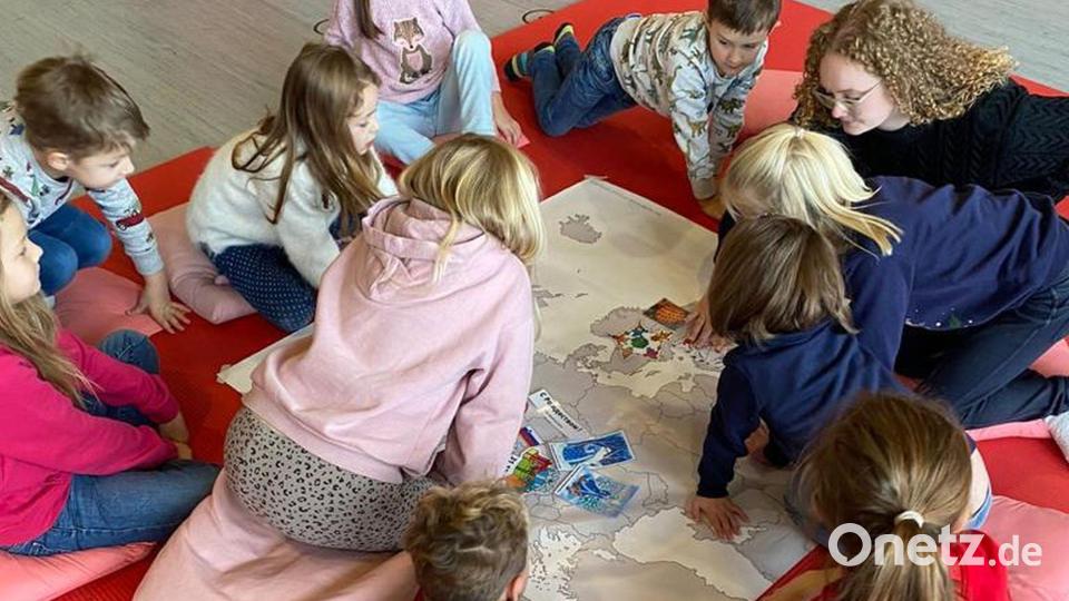 Museumspädagogin Felicitas Hölzl betreute die Kinder. Bild: gri