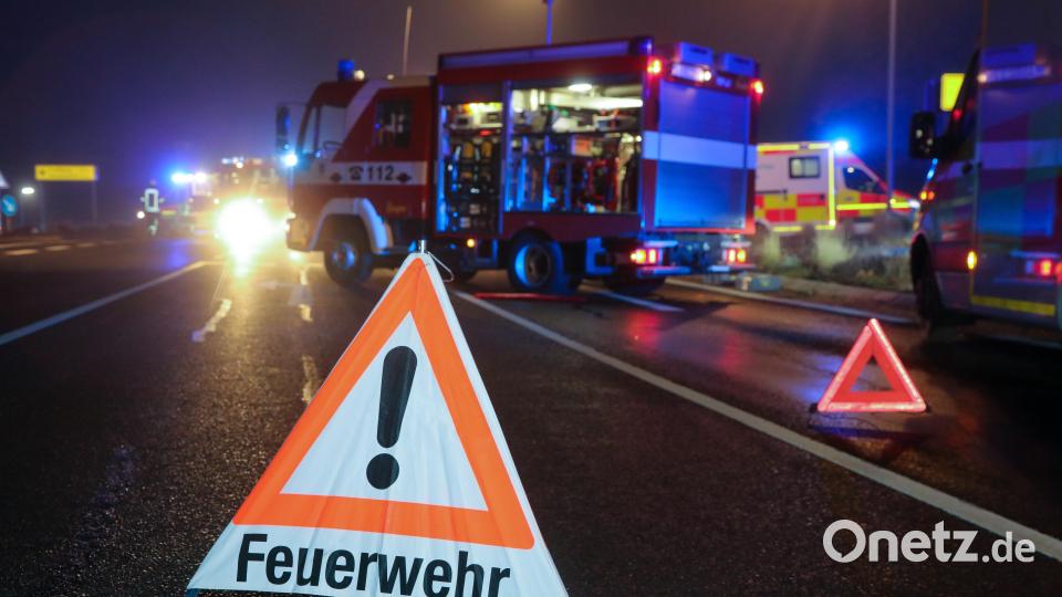 Bei einem Verkehrsunfall bei Poppenricht wurden am Montagabend, 18. Dezember, vier Personen leicht und eine Person mittelschwer verletzt. Bild: Wolfgang Steinbacher