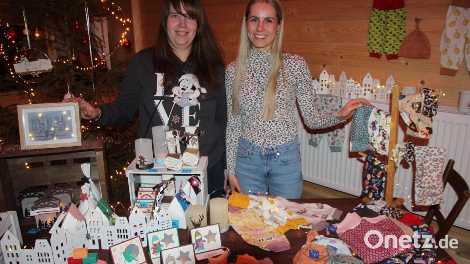 Bianca Schüßler (links) und Laura Schinagl waren zum ersten Mal überhaupt auf einem Weihnachtsmarkt als Aussteller vertreten. Bild: kro