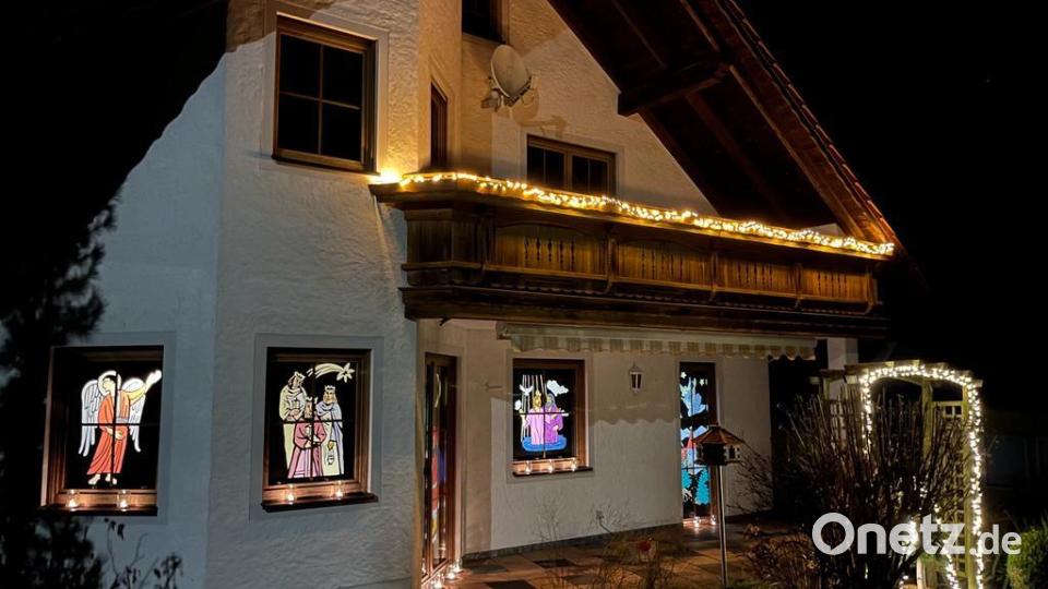 Bunte Fensterbilder sind bei &quot;Rottendorf leuchtet&quot; zu sehen. Bild: Irmgard Eckl/exb