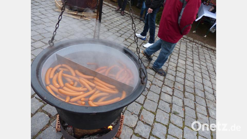 Die Feuerwehrwürste warten auf Abnehmer Bild: hme