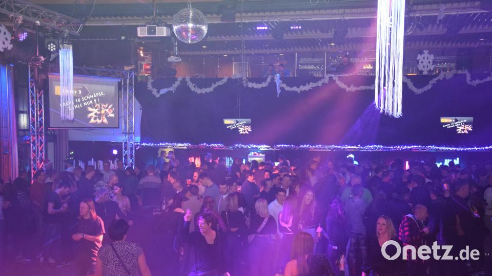 Die Gäste genießen bei der Weihnachtsparty des Faschingsvereins das Ambiente in der Vohenstraußer Stadthalle. Bild: fla