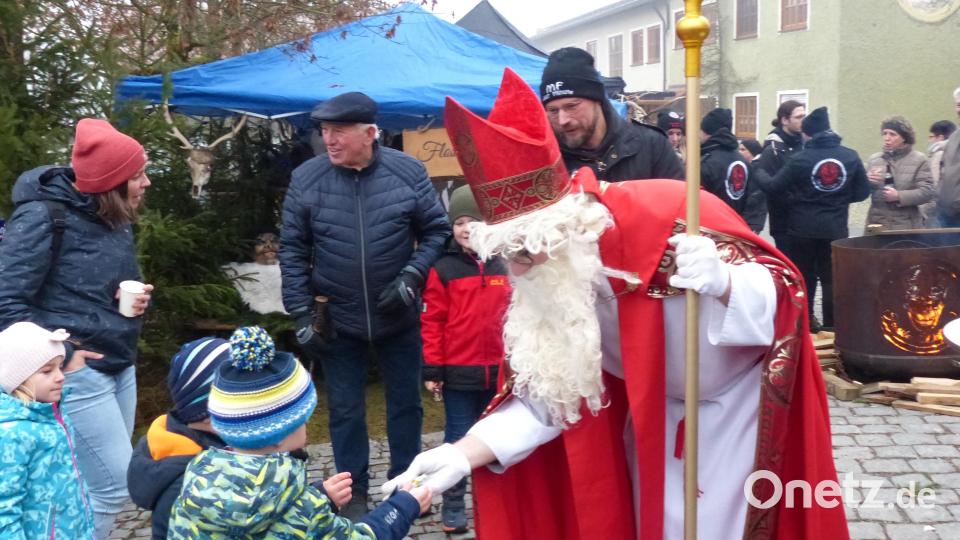 Der Nikolaus brachte zur Neudorfer Dorfweihnacht Geschenke für die Kleinen mit. Bild: hme