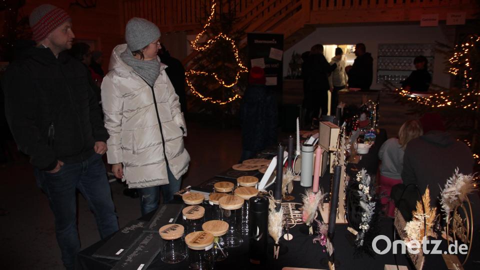 Zahlreiche kunsthandwerkliche Dekorationen wurden bei der Mühlenweihnacht angeboten. Bild: kro