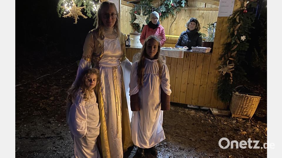 Christkind Martina Lang mit ihren Engeln Anika und Hannah Vogt. Bild: Josef Glas