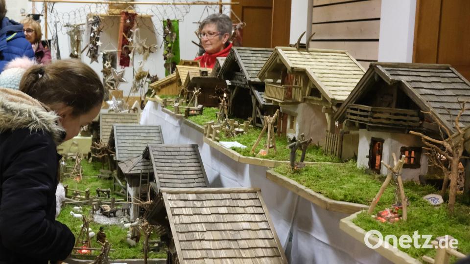 Reichlich im Angebot der Kunsthandwerker-Ausstellung: Die Krippen von Herbert Zitzmann aus Altendorf. Bild: Hirsch