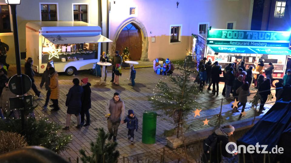 Blick auf die Bühne „Im Berg“ vor der Pfarrkirche, die zur Entzerrung des Marktes beiträgt. Bild: Hirsch