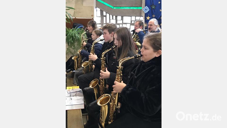 Konzertiert spielte das Nachwuchsorchester, welche erfahrene Musiker gerne unterstützten, unter Angelika Schöpf. Bild: mma