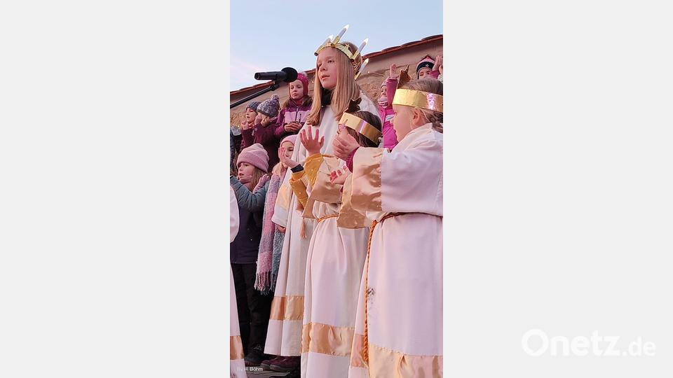 Auf der Heimatbühne ist der Kinderchor mit der Heiligen Lucia und den Engelchen zu sehen Bild: Hermann Böhm/exb