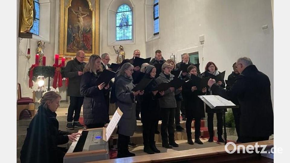 Katholischer Kirchenchor unter der Leitung von Alois Schmidt. Bild: cro