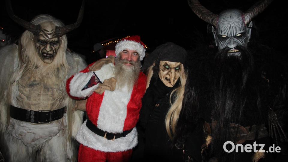 Selbst der Nikolaus wurde von den &quot;Grölldeifln&quot; in Beschlag genommen. Bild: kro