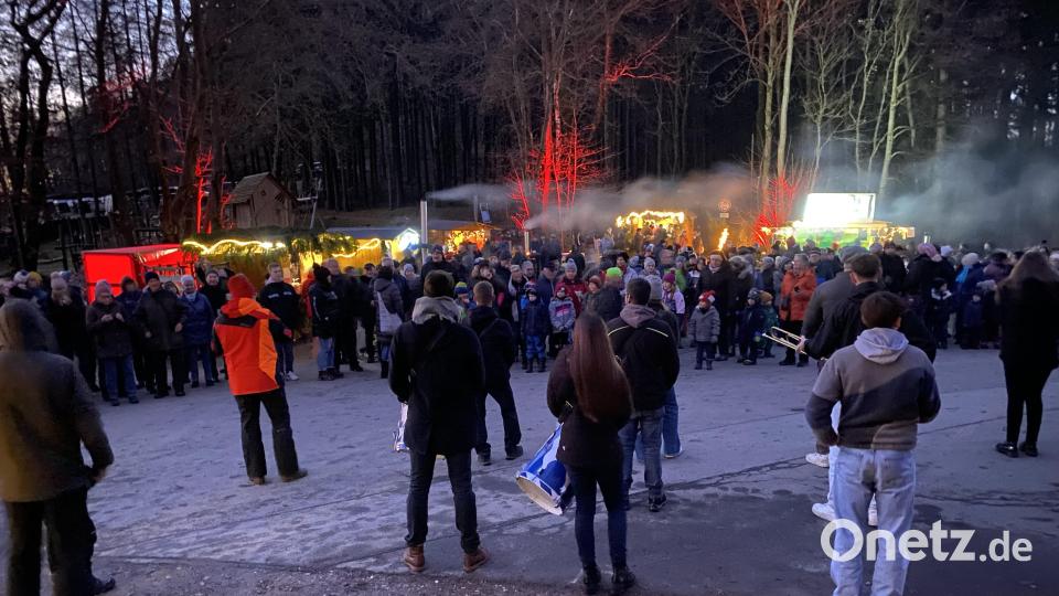 Beim zweiten Tännesberger Weihnachtszauber drängen sich die Besucher wieder rund um den Vorplatz des Geologischen Lehrpfads. Bild: Josef Glas