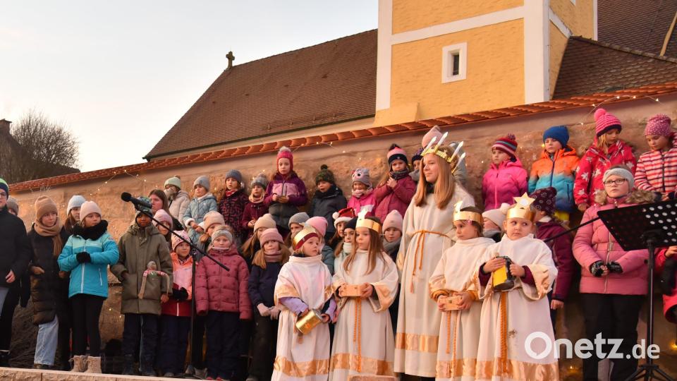 Auf der Heimatbühne haben der Kinderchor und die heilige Lucia samt den Engelchen ihren großen Auftritt. Bild: Hermann Böhm/exb
