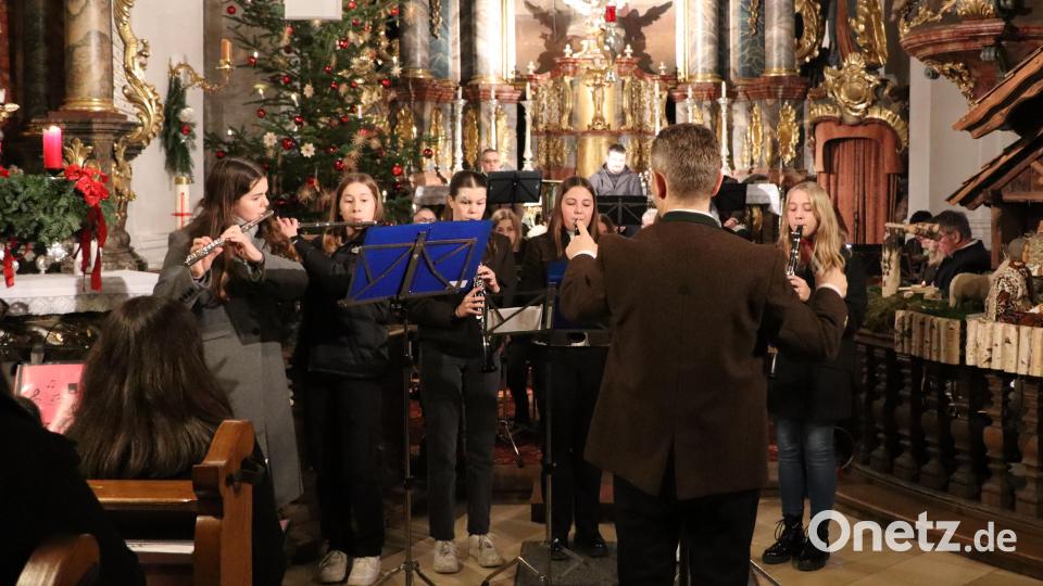 Jürgen Lößl dirigiert die Nachwuchs- und Jungmusiker. Bild: jag