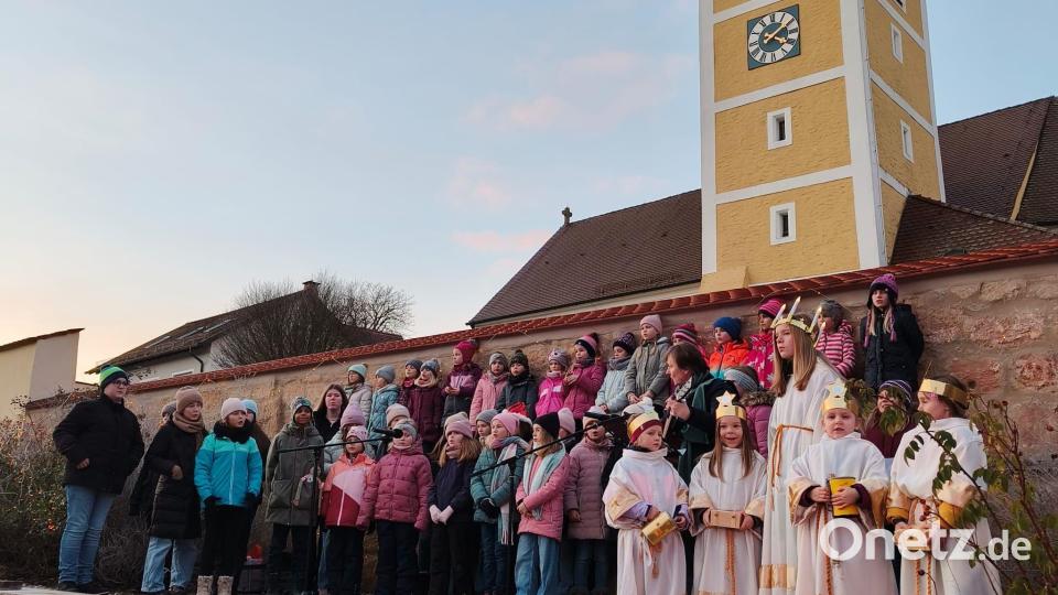 Auf der Heimatbühne ist der Kinderchor mit der Heiligen Lucia und den Engelchen zu sehen Bild: Hermann Böhm/exb