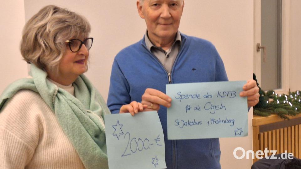 Kirchenpfleger Georg Münch freut sich über die Spende für die Kirchenorgeln, welche die Vorsitzende Hildegard Gallitzendörfer überreichte. Bild: mma