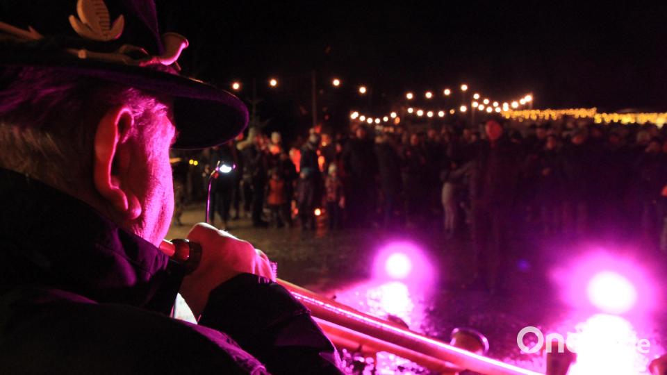 Gregor Ziegler ist einer von den zehn Großkonreuther Alphornbläsern, die bei der „Kulinarischen Weihnacht“ ein halbstündiges Konzert gaben. Rund 1500 Besucher kamen zu der zweiten Veranstaltung dieser Art. Bild: kro