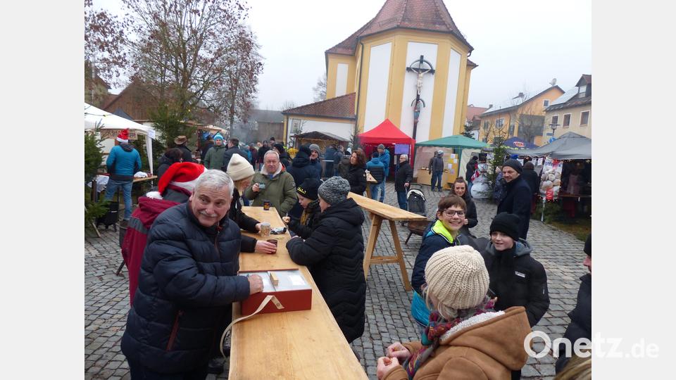 langsam füllt sich der Dorfplatz Bild: hme