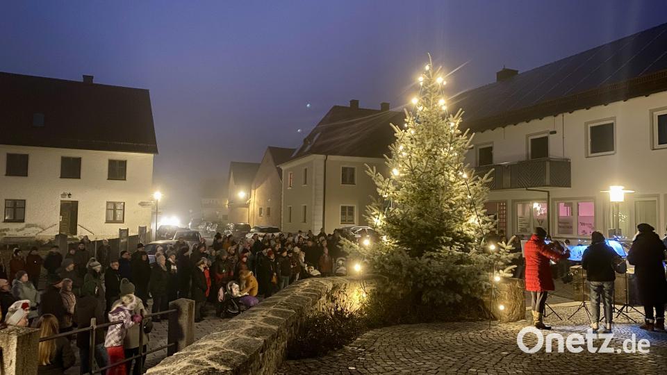 Die Herbergssuche begann am Kirchplatz in Wutschdorf. Viele wollten Maria und Josef durch das Dorf begleiten. Bild: gri