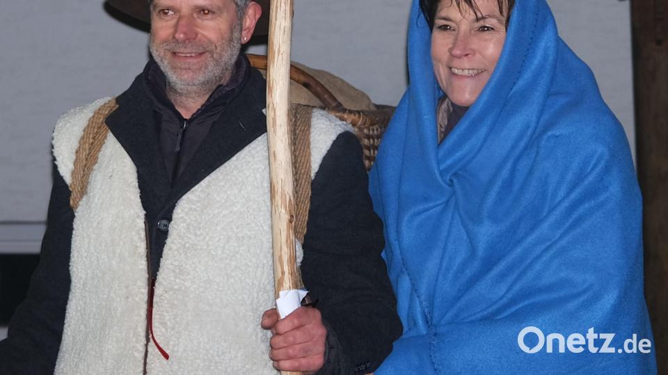 Voller Zuversicht machen sich Maria (Thekla Schupfner) und Josef (Karlheinz Hofmann) auf Herbergssuche. Bild: Hirsch
