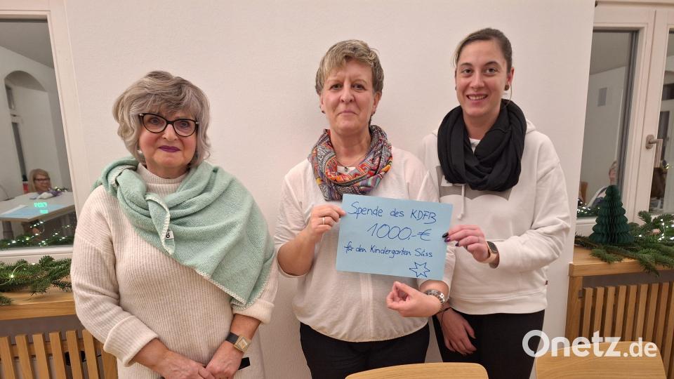 Hildegard Gallitzendörfer (von links) beschenkt den Kindergarten Süß mit 1000 Euro. Maria Kontny und Sabine Marek dankten. Bild: mma