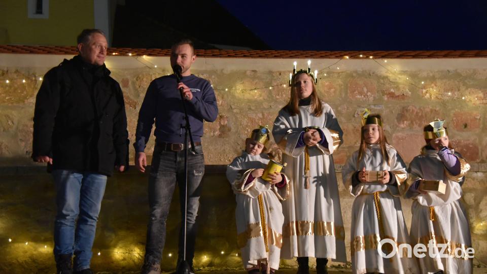 Auf dem Foto in der Dämmerung links Bürgermeister Hermann Böhm, daneben Kirwavorstand Tom Müller! Bild: Reiner Hoffmann/exbv