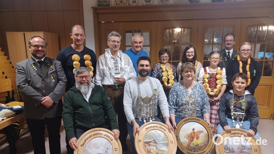 Die erfolgreichen Schützen (vorne, von links): Faustfeuerwaffenkönig Ortwin Paradeiser, Schützenkönig Stefan Greger, Schützenliesl Kerstin Haider und Jugendkönig Leonhard Roth. Bild: Schützengesellschaft Pullenreuth/exb
