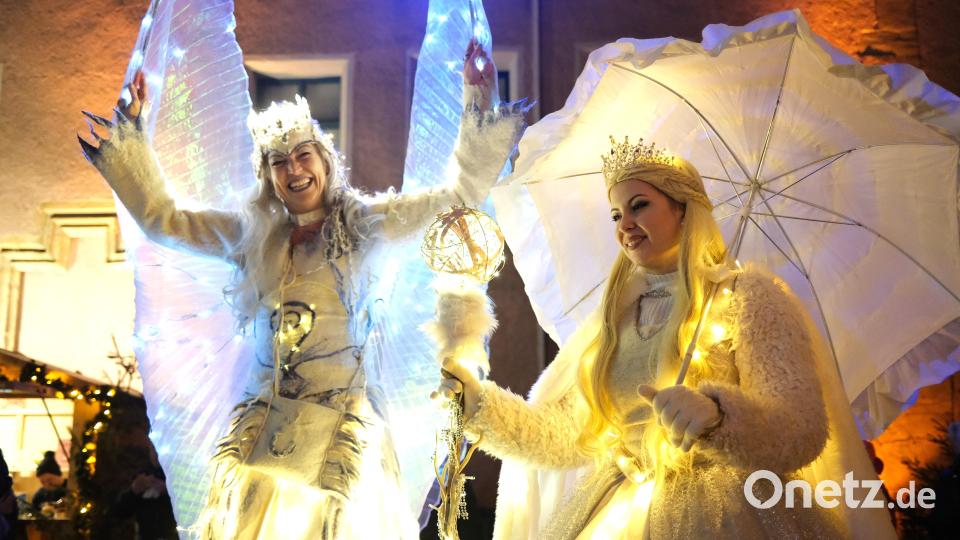 Die Eisprinzessinnen Doris und Inka vom „Theater Sinnesrausch“ verbreiten weihnachtliche Stimmung im Neunburger Burghof. Bild: Hirsch