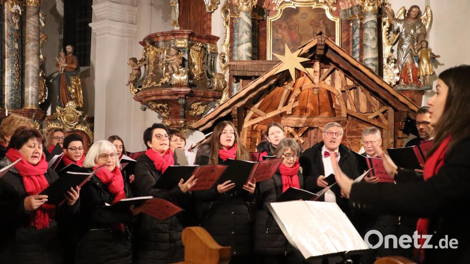 Der Chor „Ganz &amp; Gar“ unter der Leitung von Julia Graf singt „Wo immer“ und „Christmas Time“. Bild: jag