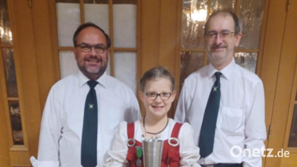 Den Wanderpokal 2023 sicherte sich Sophie Englmann, dazu gratulierten Vorsitzender Andreas Michl (links) und Schießleiter Adrian Haider (rechts). Bild: Schützengesellschaft Pullenreuth/exb