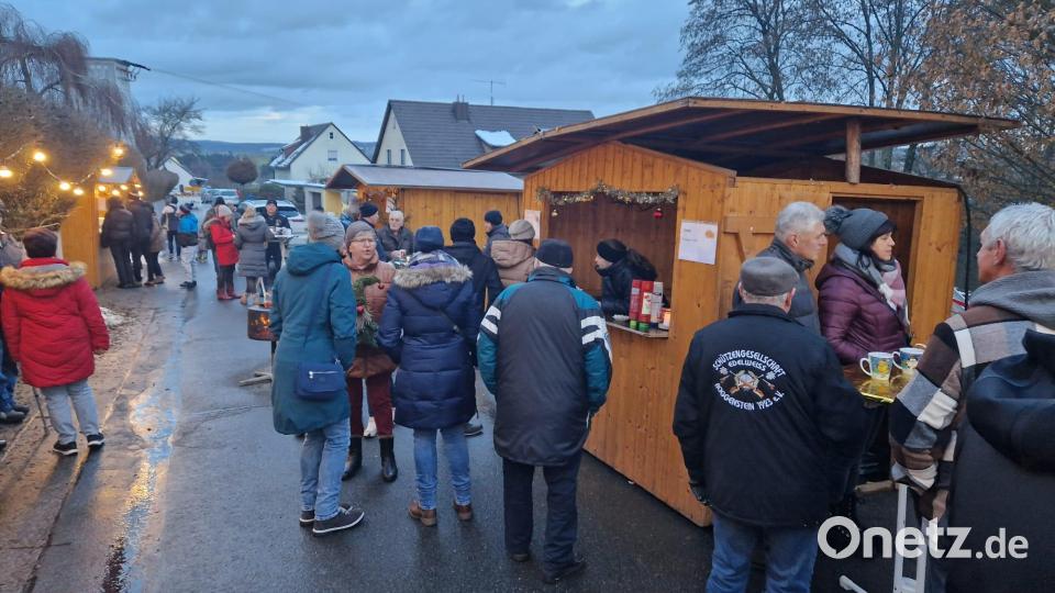 Der zweite Roggensteiner Weihnachtsmarkt der Jugendkapelle kam bei den Besuchern sehr gut an. Bild: dob