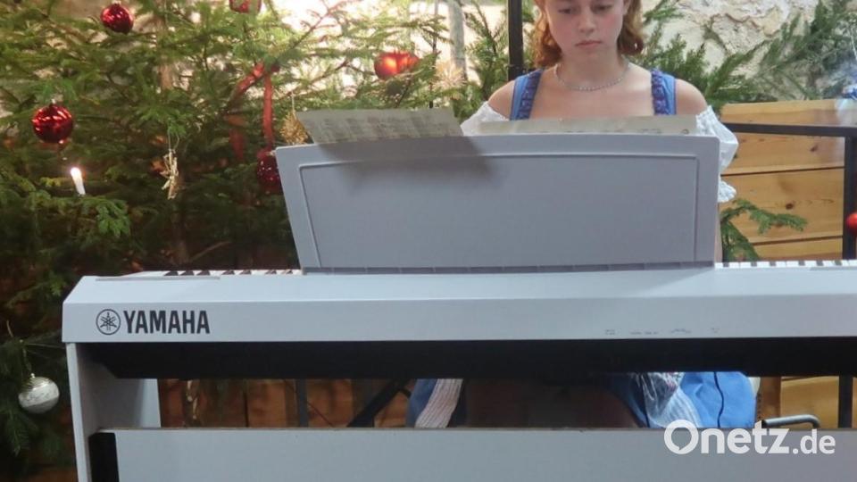 Zum ersten Mal auf der Bühne findet sich die 15-jährige Mia Specht mit ihrem E-Piano ein. Sie beschließt den Abend mit &quot;Stille Nacht&quot;. Bild: rha