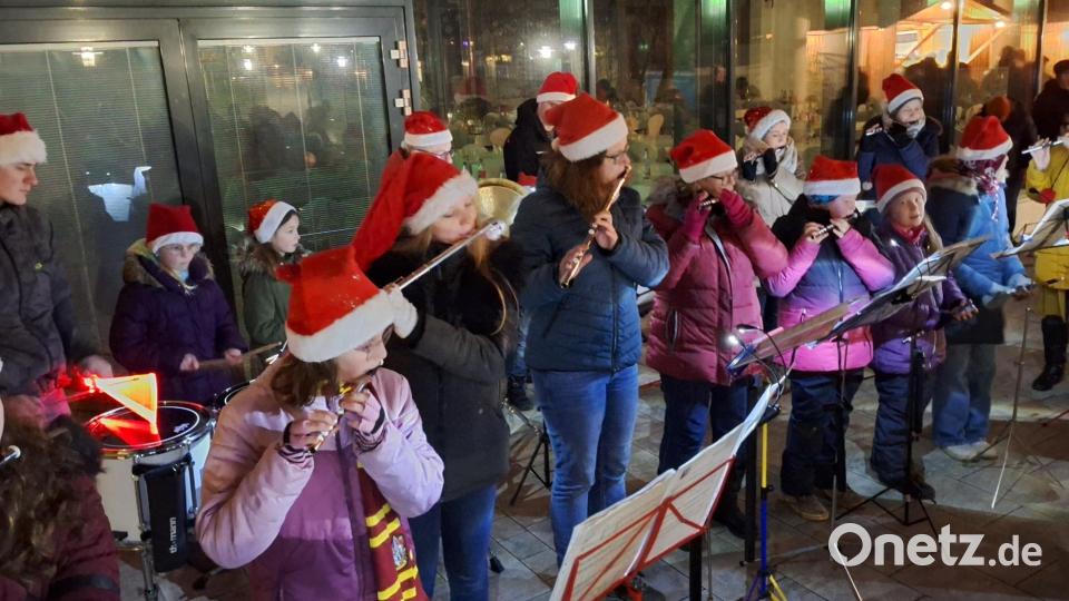 Nicht nur erfahrene Spielleute waren dieses Jahr dabei, einige junge Mädchen spielten am dritten Advent ihr erstes Konzert mit dem Spielmannszug. Bild: fks