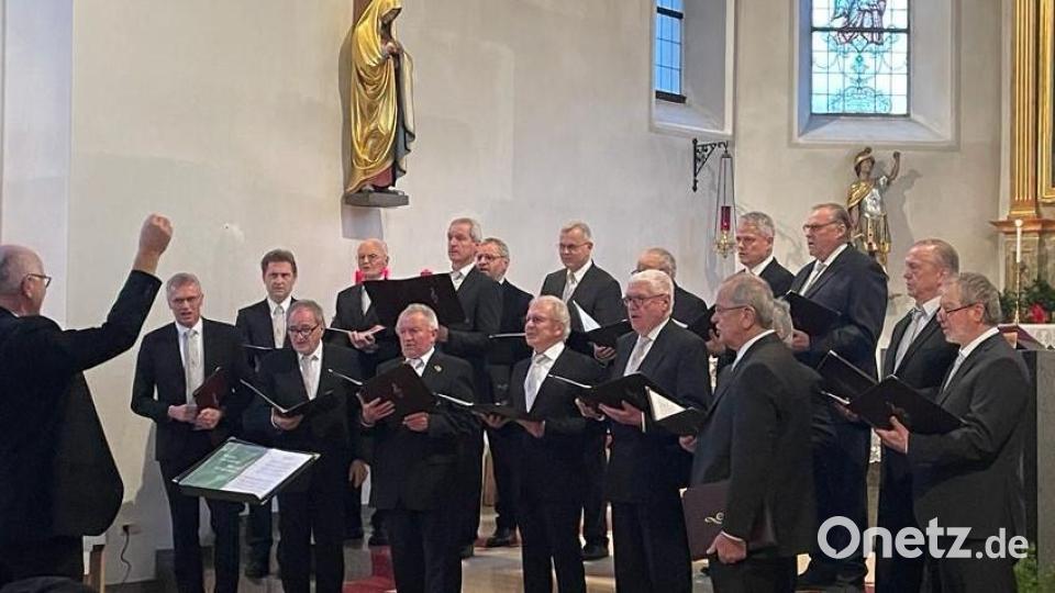 Der Männergesangverein Flossenbürg unter der Leitung von Herbert Kraus brilliert beim Weihnachtskonzert. Bild: cro