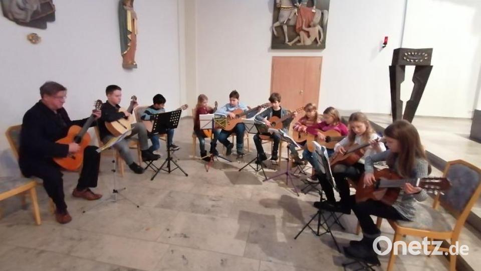 Ein Gitarrenensemble beim vorweihnachtliches Singen und Musizieren in Waldsassen. Bild: Kreismusikschule Tirschenreuth/exb