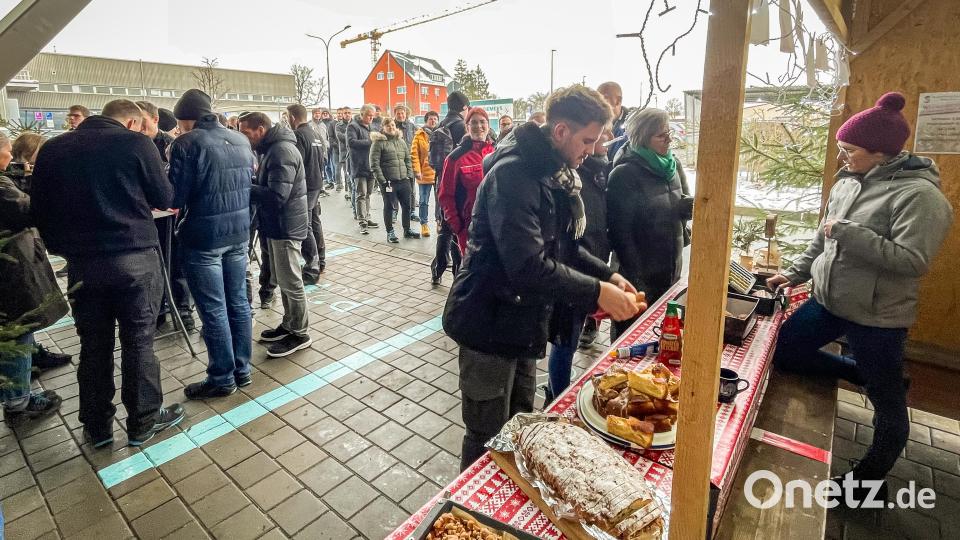 Für die „Aktion Lichtblicke“ verkaufte der Siemensverein Punsch, Glühwein, Kuchen und Wiener-Semmeln. Bild: Hans Walter/exb