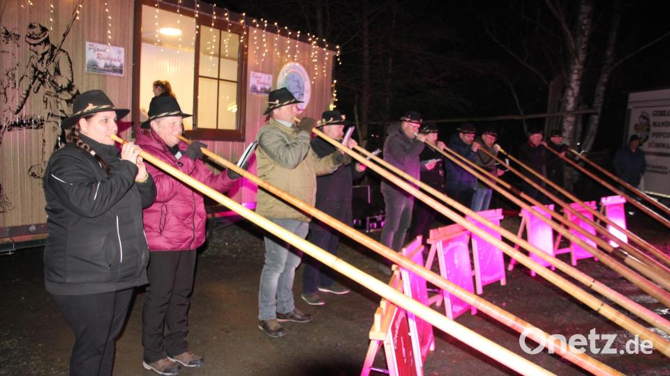 Die Großkonreuther Alphornbläser spielten weihnachtliche und alpenländische Musik. Bild: kro