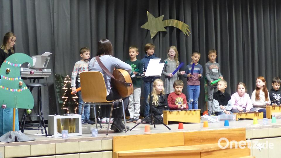 Mit Boomwhackers, Xylophone und Becher traten die Mädchen und Buben musikalisch auf Bild: sl