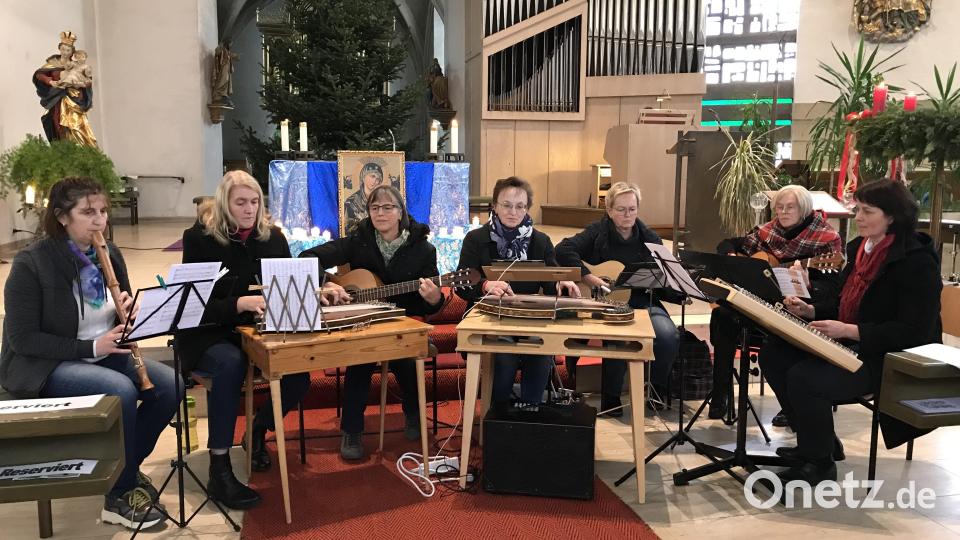 Angenehm ruhige und perfekte Stimmung zauberte das Septett der Saitenmusik Gebenbach unter Rita Butz. Bild: mma