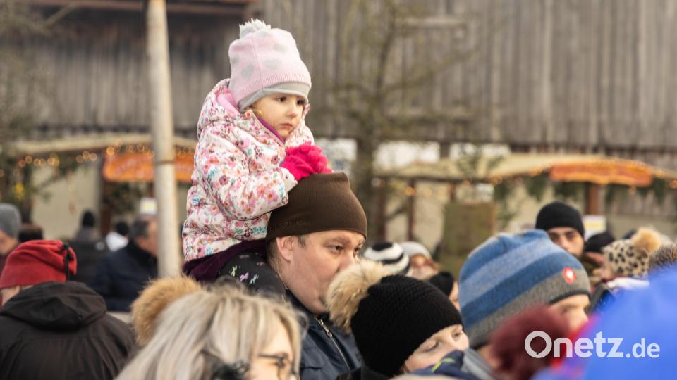 Auch für die kleinen Gäste gab es bei der Röthenbacher Dorfweihnacht einiges zu sehen. Bild: rw