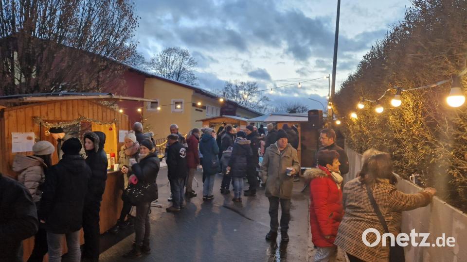 Der zweite Roggensteiner Weihnachtsmarkt der Jugendkapelle kam bei den Besuchern sehr gut an. Bild: dob