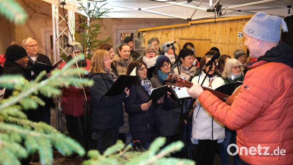 Der Chor „Contigo“ entbietet beim Neunburger Burgadvent musikalische Grüße. . Bild: Hirsch
