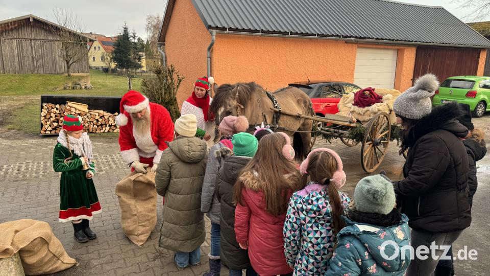 Kinder stellen sich der Reihe nach auf, um sich Geschenke beim heiligen Nikolaus abzuholen. Bild: kro