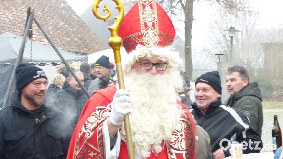 Der Nikolaus besuchte die Dorfweihnacht Bild: hme