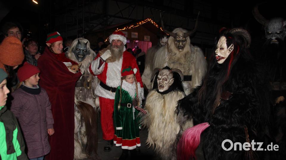 Bei der Mühlenweihnacht waren neben dem heiligen Nikolaus und Elfen, auch elf der Konnersreuther „Grölldeifl“ vertreten. Bild: kro