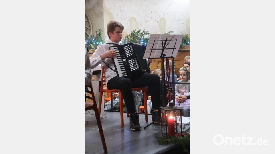 Nachwuchsmusiker Florian Apfelbacher aus Reisach entlockt seinem Akkordeon einfühlsame Töne. Bild: rha