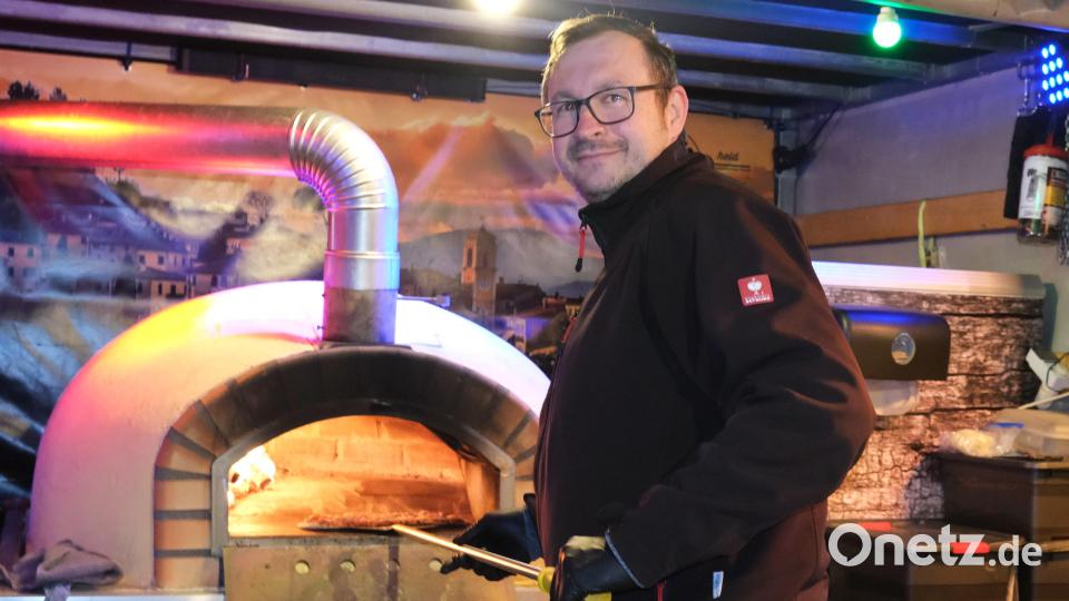 Der Holzofen-Pizzabäcker hat beim Burgadvent alle Hände voll zu tun. Bild: Hirsch