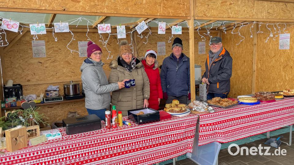 Für die „Aktion Lichtblicke“ verkaufte der Siemensverein Punsch, Glühwein, Kuchen und Wiener-Semmeln. Bild: Hans Walter/exb