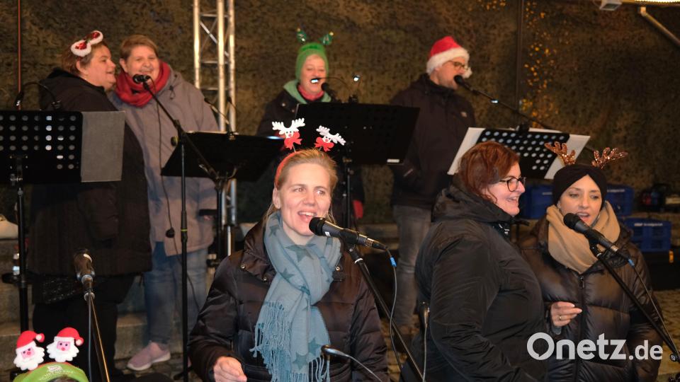 Mit &quot;Merry Christmas&quot; begrüßt der Chor &quot;Sound of Joy&quot; die Besucher des Neunburger Burgadvents. Bild: Hirsch